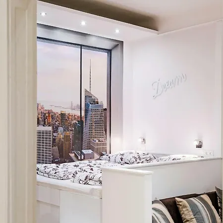 Free Parking, Quiet Design Flat In The Centre