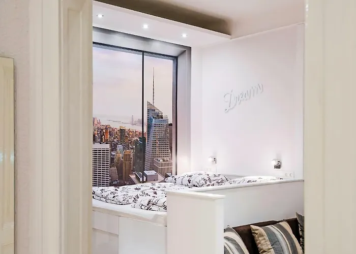 Free Parking, Quiet Design Flat In The Centre